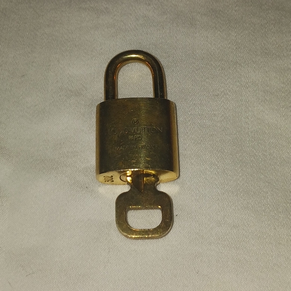 Louis Vuitton Authentic Lock and Key #302 on unbranded Chain. 16" - Picture 7 of 10